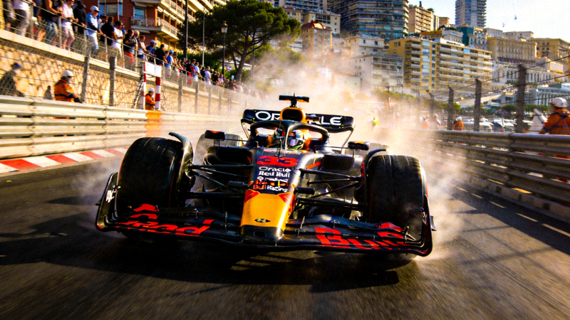 F1大奖赛摩纳哥站正赛，赛车在狭窄街道飞驰而过 - 红牛车队维斯塔潘的赛车特写