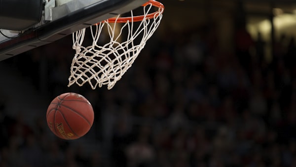 NBA季后赛洛杉矶湖人对阵金州勇士全场回放录像 - 球员突破上篮精彩瞬间